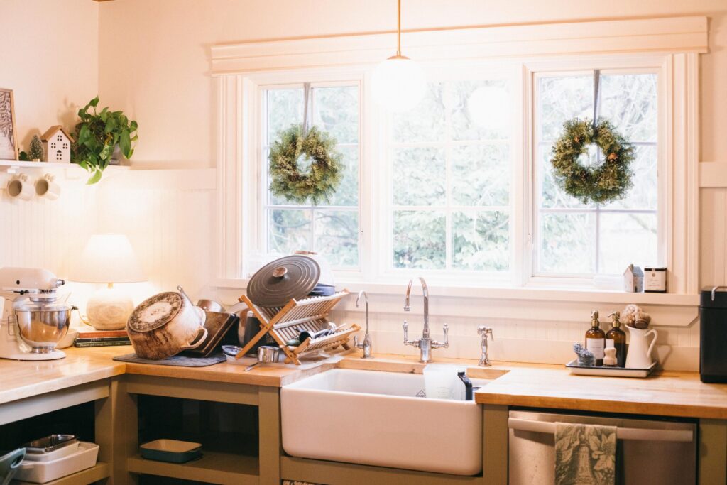 Image of a Cottage Christmas kitchen decorated with wreaths